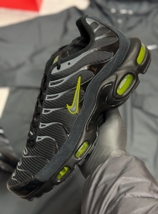 NIKE AIR MAX PLUS TN - VOLT SUEDE